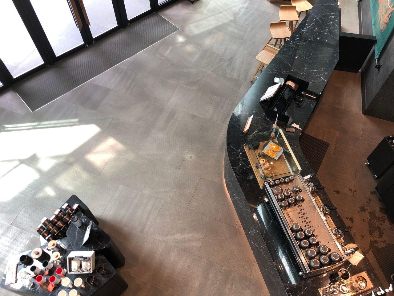 星巴克The鐘路店二樓的座位區，設計風格現代化。